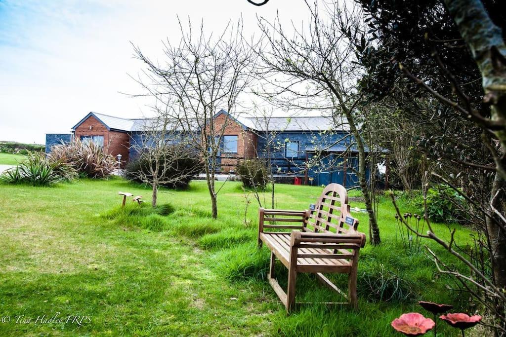 2 Bedroom Cottage Sleeps 4, With Pool Use, Sennen Eksteriør billede