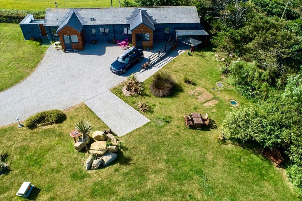 2 Bedroom Cottage Sleeps 4, With Pool Use, Sennen Eksteriør billede