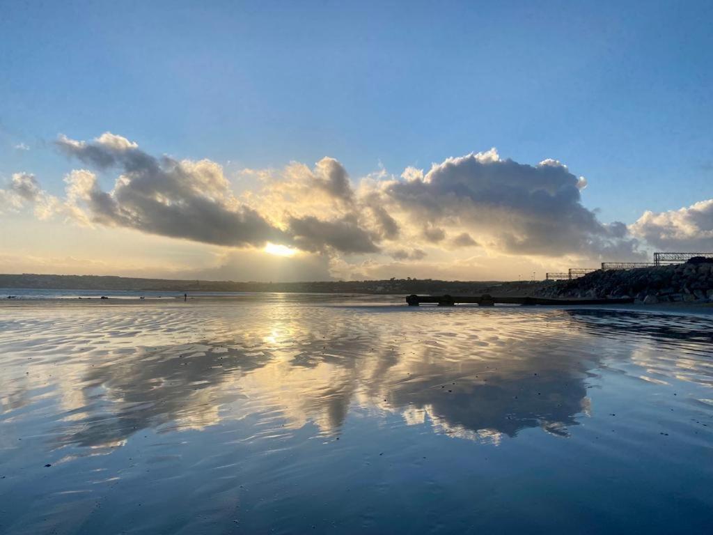 2 Bedroom Cottage Sleeps 4, With Pool Use, Sennen Eksteriør billede