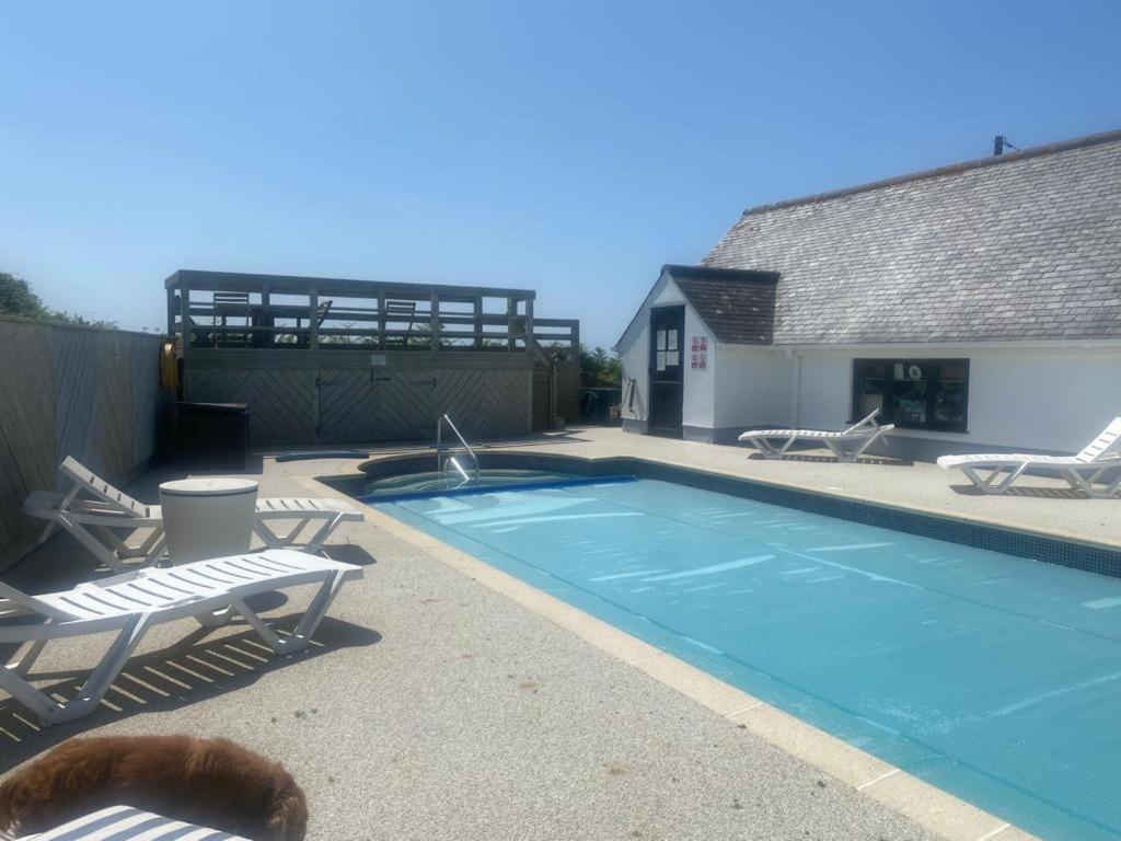 2 Bedroom Cottage Sleeps 4, With Pool Use, Sennen Eksteriør billede