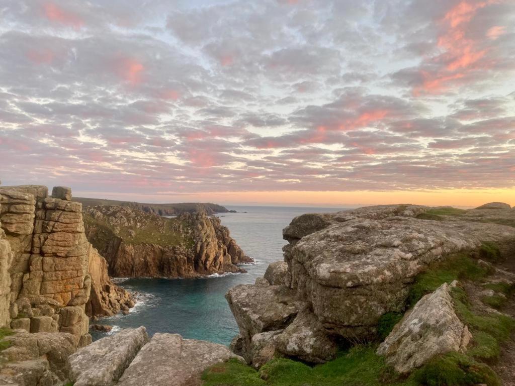2 Bedroom Cottage Sleeps 4, With Pool Use, Sennen Eksteriør billede