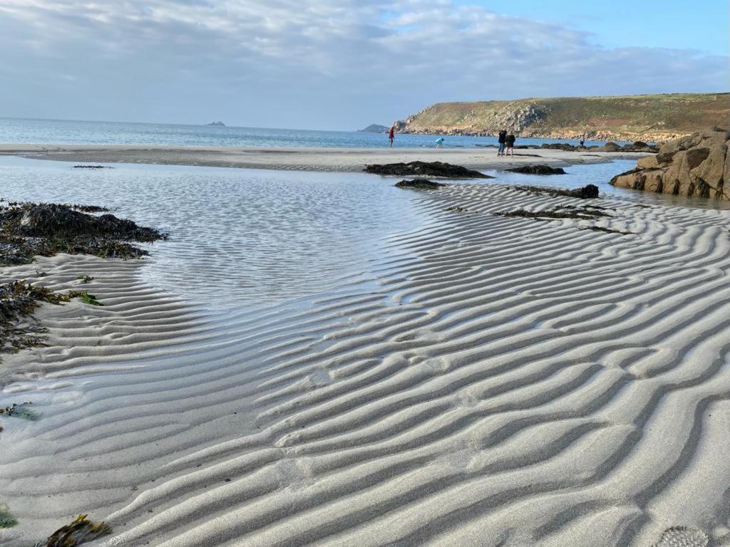 2 Bedroom Cottage Sleeps 4, With Pool Use, Sennen Eksteriør billede