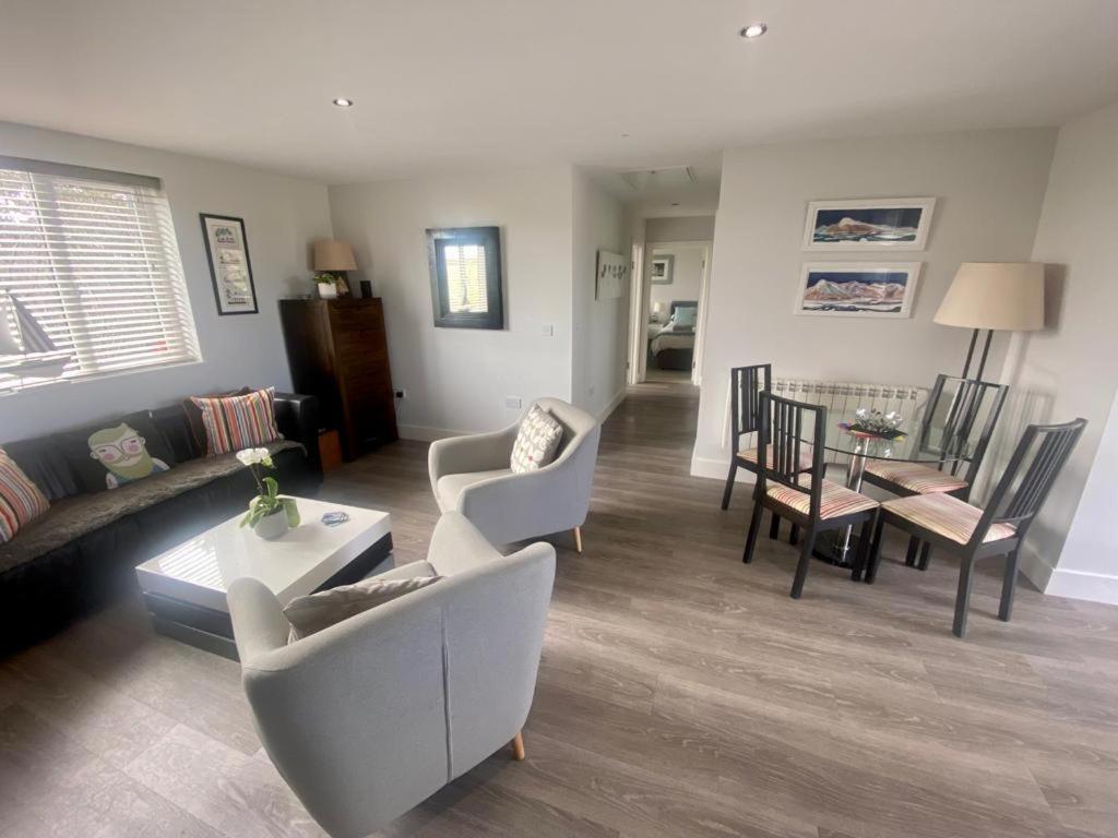 2 Bedroom Cottage Sleeps 4, With Pool Use, Sennen Eksteriør billede